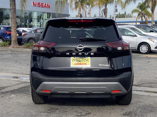 Photo 4 of 32 of 2021 Nissan Rogue SV