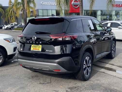 Photo 3 of 32 of 2021 Nissan Rogue SV