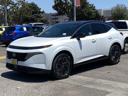 Everest White Pearl Tricoat/Super Black 2026 Nissan Murano Platinum