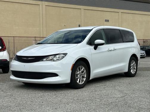 2022 Chrysler Voyager LX