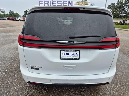 2023 Chrysler Pacifica Touring-L