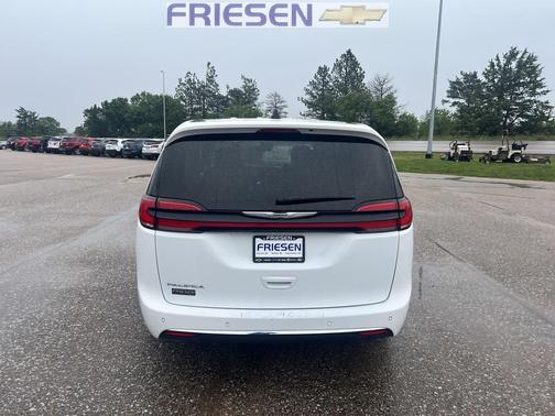 2023 Chrysler Pacifica Touring-L