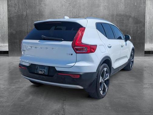 2020 Volvo XC40 T5 Momentum