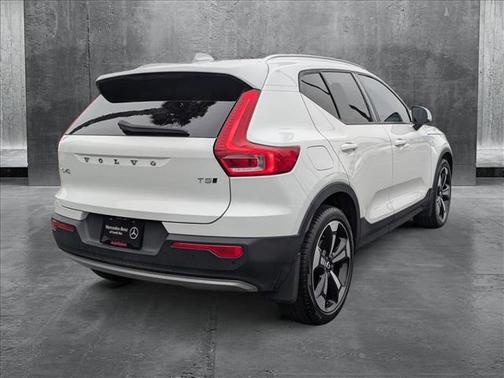 2020 Volvo XC40 T5 Momentum