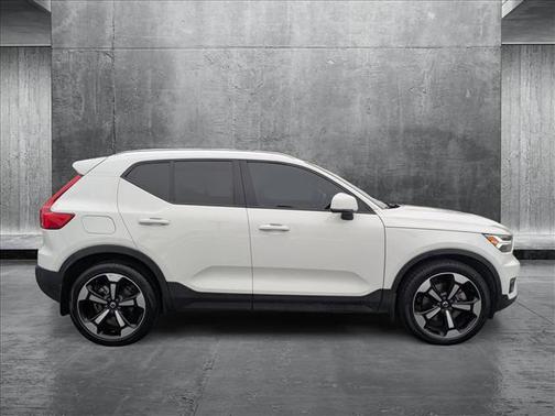 2020 Volvo XC40 T5 Momentum