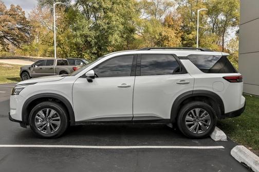 2023 Nissan Pathfinder SV