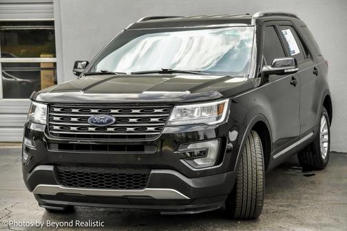 Photo 3 of 27 of 2017 Ford Explorer XLT