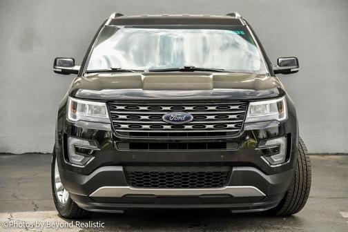 Photo 2 of 27 of 2017 Ford Explorer XLT