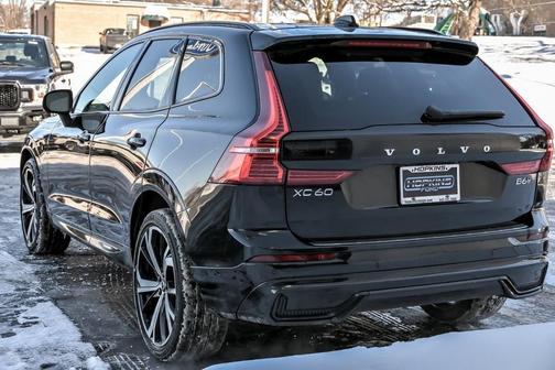 2022 Volvo XC60 B6 R-Design