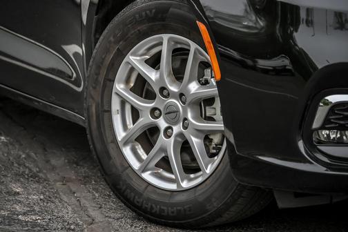 Brilliant Black Crystal Pearlcoat 2023 Chrysler Pacifica Touring-L