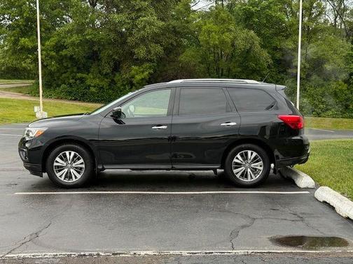 Magnetic Black 2018 Nissan Pathfinder SL