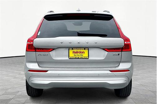 2022 Volvo XC60 B5 Momentum
