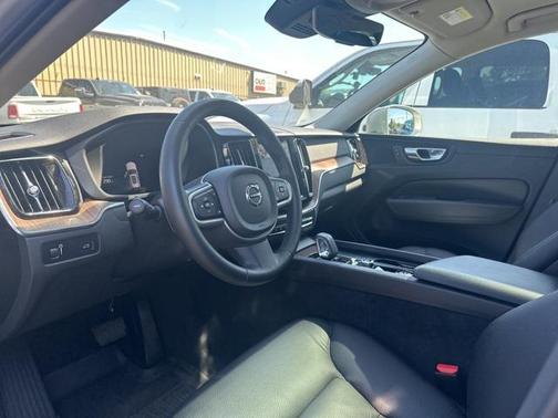 2022 Volvo XC60 B5 Momentum