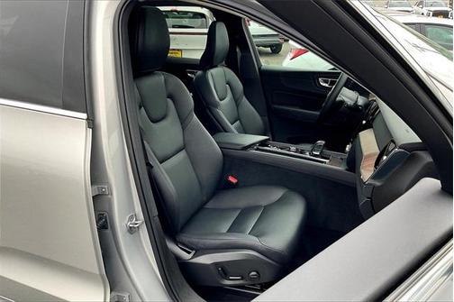 2022 Volvo XC60 B5 Momentum