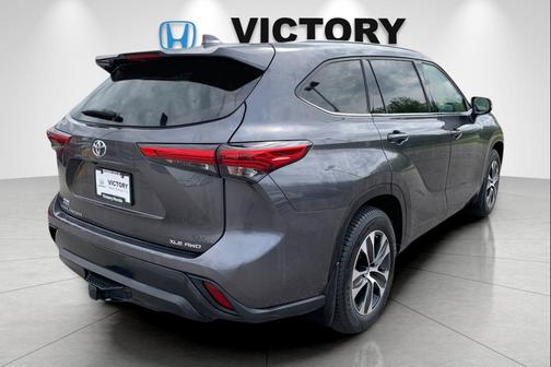 Magnetic Gray Metallic 2021 Toyota Highlander XLE