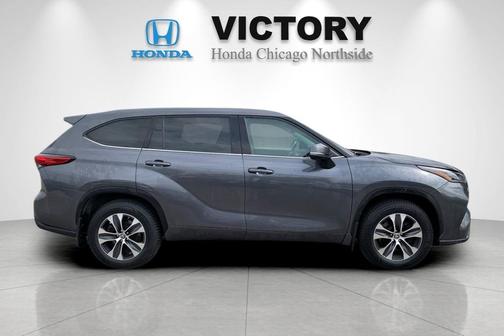 Magnetic Gray Metallic 2021 Toyota Highlander XLE