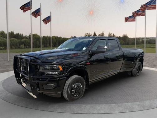 Diamond Black Crystal Pearlcoat 2022 RAM 3500 Limited Crew Cab 4x4 8' Box