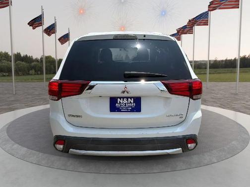 Diamond White Pearl 2018 Mitsubishi Outlander SP