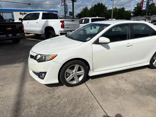 White 2014 Toyota Camry SE Sport