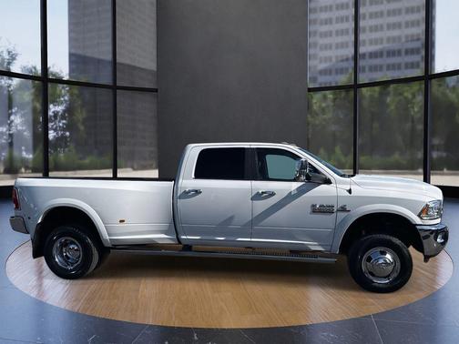 2017 RAM 3500 Laramie Crew Cab 4x4 8' Box