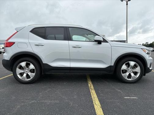 2021 Volvo XC40 T4 Momentum