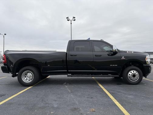 2024 RAM 3500 Laramie Crew Cab 4x4 8' Box