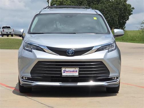 2023 Toyota Sienna XLE 8 Passenger