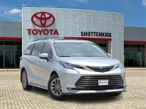 2023 Toyota Sienna XLE 8 Passenger