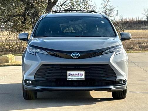 2025 Toyota Sienna Woodland Edition