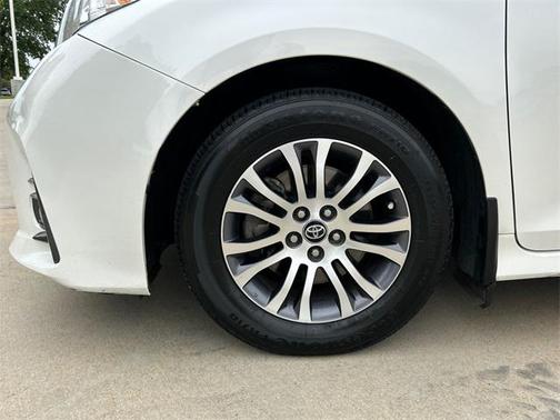 2018 Toyota Sienna XLE
