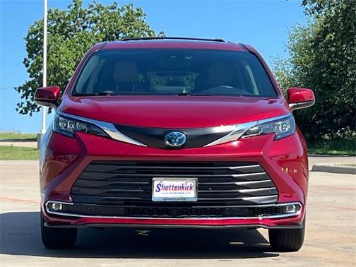2024 Toyota Sienna XLE 8 Passenger