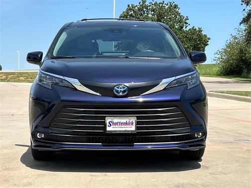 2025 Toyota Sienna XLE 8 Passenger