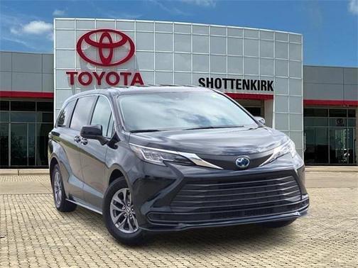 2023 Toyota Sienna LE