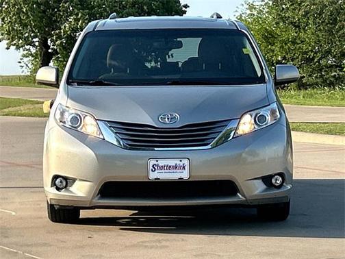 2017 Toyota Sienna XLE