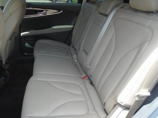 Pristine White Metallic Tri-Coat 2023 Lincoln Nautilus Standard