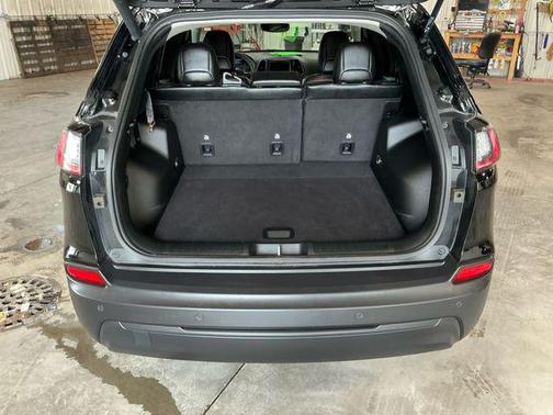 Diamond Black Crystal Pearlcoat 2023 Jeep Cherokee Altitude