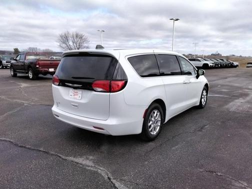 2023 Chrysler Voyager LX