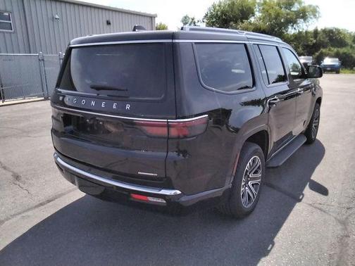 Diamond Black Crystal Pearlcoat 2024 Jeep Wagoneer Series II 4x4