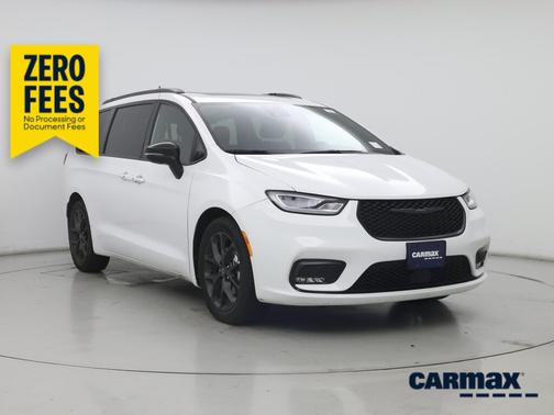 White 2025 Chrysler Pacifica Limited