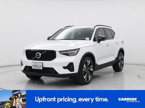 White 2023 Volvo XC40 B5 Ultimate Dark Theme