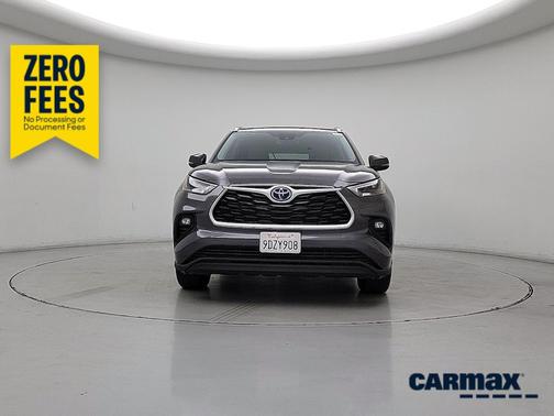 Gray 2022 Toyota Highlander Hybrid XLE