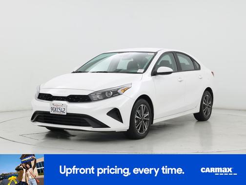 White 2023 Kia Forte LXS