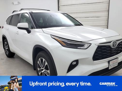 White 2023 Toyota Highlander XLE