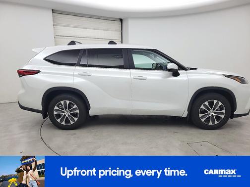 White 2023 Toyota Highlander XLE