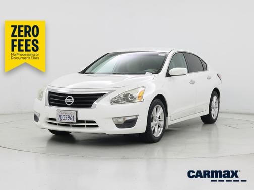 White 2014 Nissan Altima SV