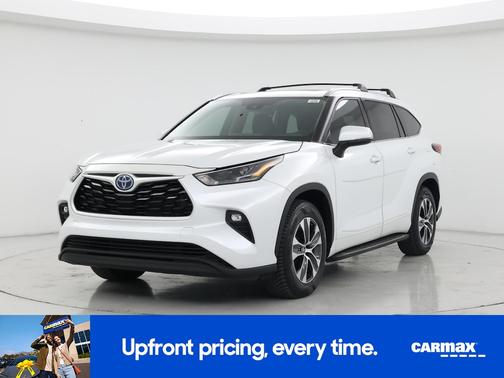 White 2022 Toyota Highlander Hybrid XLE