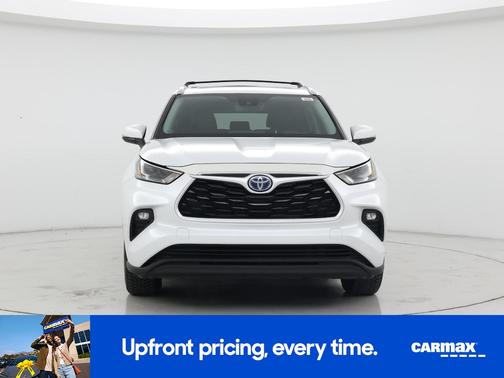 White 2022 Toyota Highlander Hybrid XLE