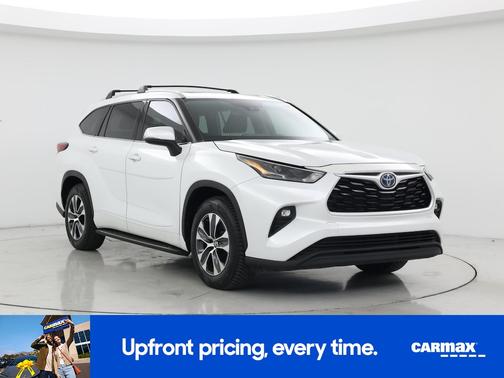 White 2022 Toyota Highlander Hybrid XLE