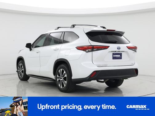 White 2022 Toyota Highlander Hybrid XLE