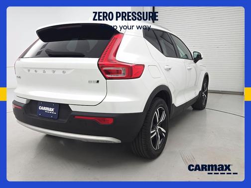 White 2023 Volvo XC40 B5 Core